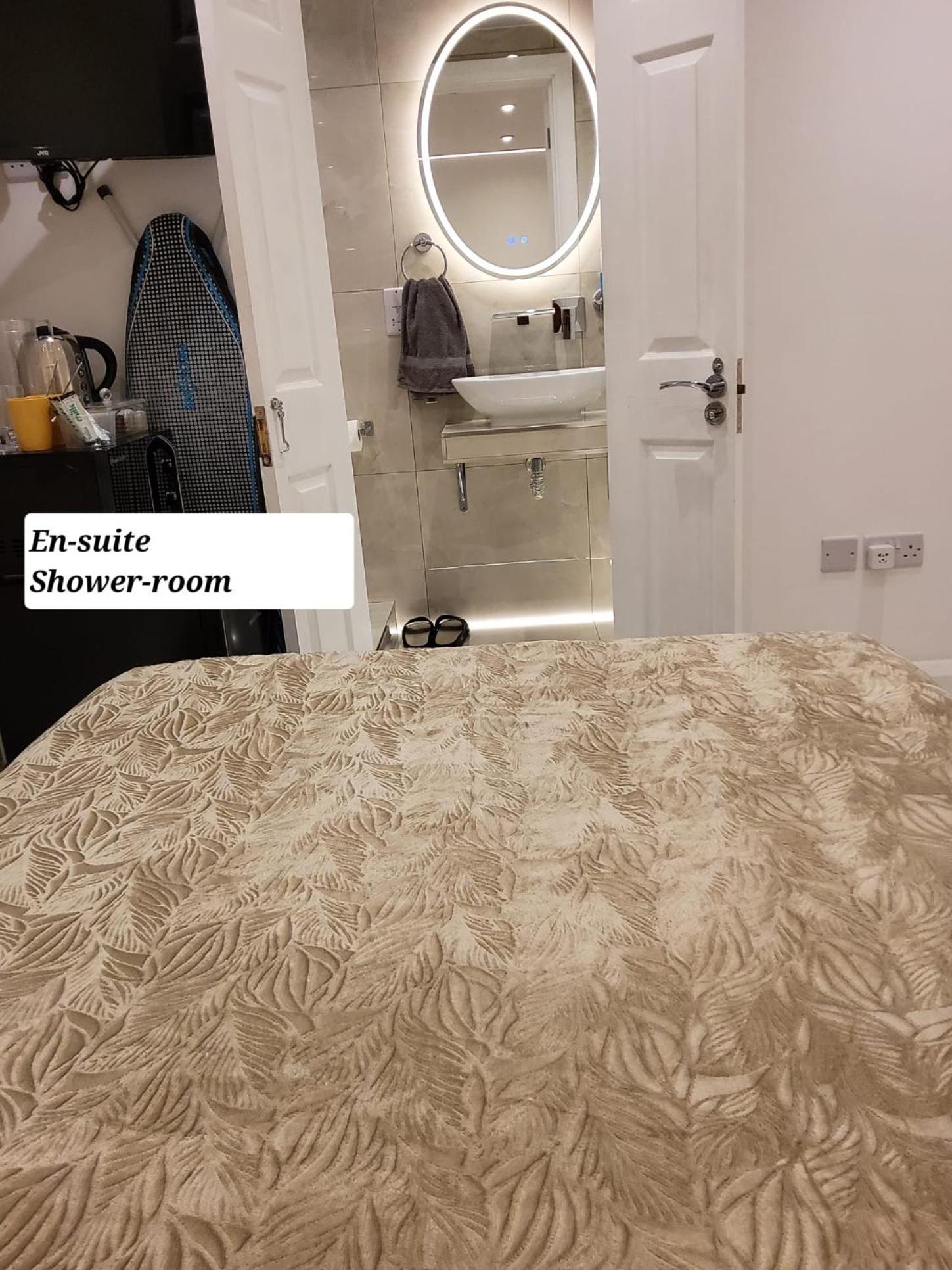 Air Conditioned Modern Double Bed Room With Private Attached Bathroom - Free Parking - Near London Heathrow Airport & Southall Broadway Exteriér fotografie